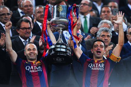 Iniesta y Xavi levantan la Copa del Rey después de ganarla contra el Athletic en 2015.