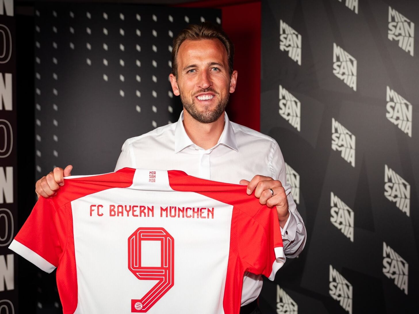 Harry Kane posa con la camiseta del Bayern