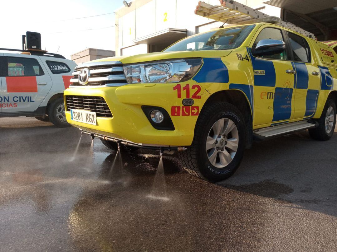 Un vehículo de Protección Civil que participa en las labores de desinfección