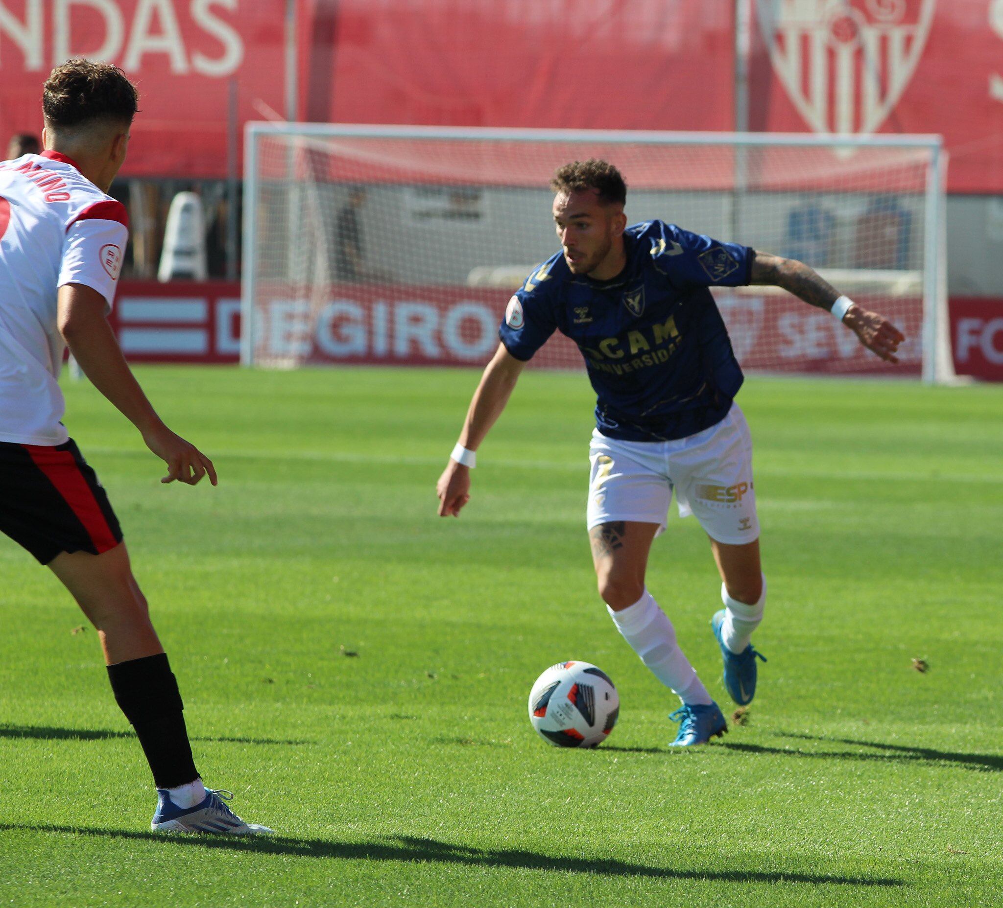 Alfredo controlando el balón