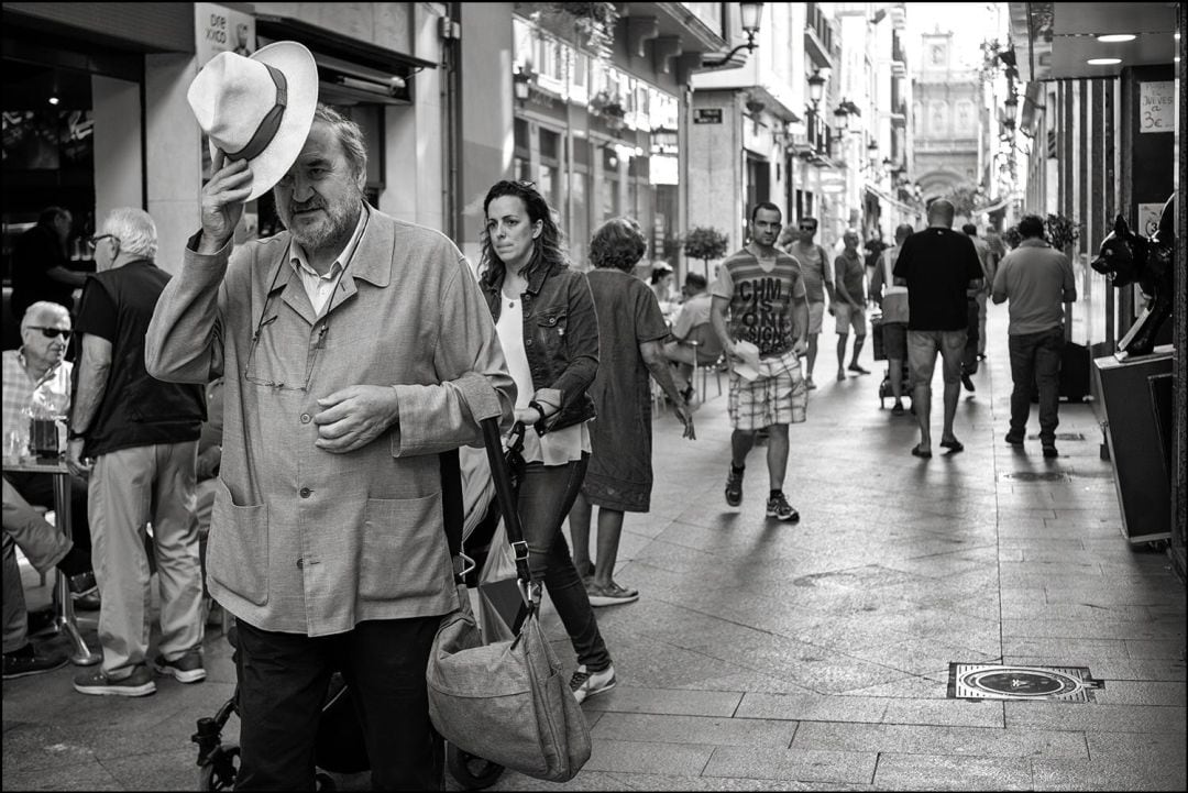 Pedro Soler pasea por la calle Trapería de Murcia