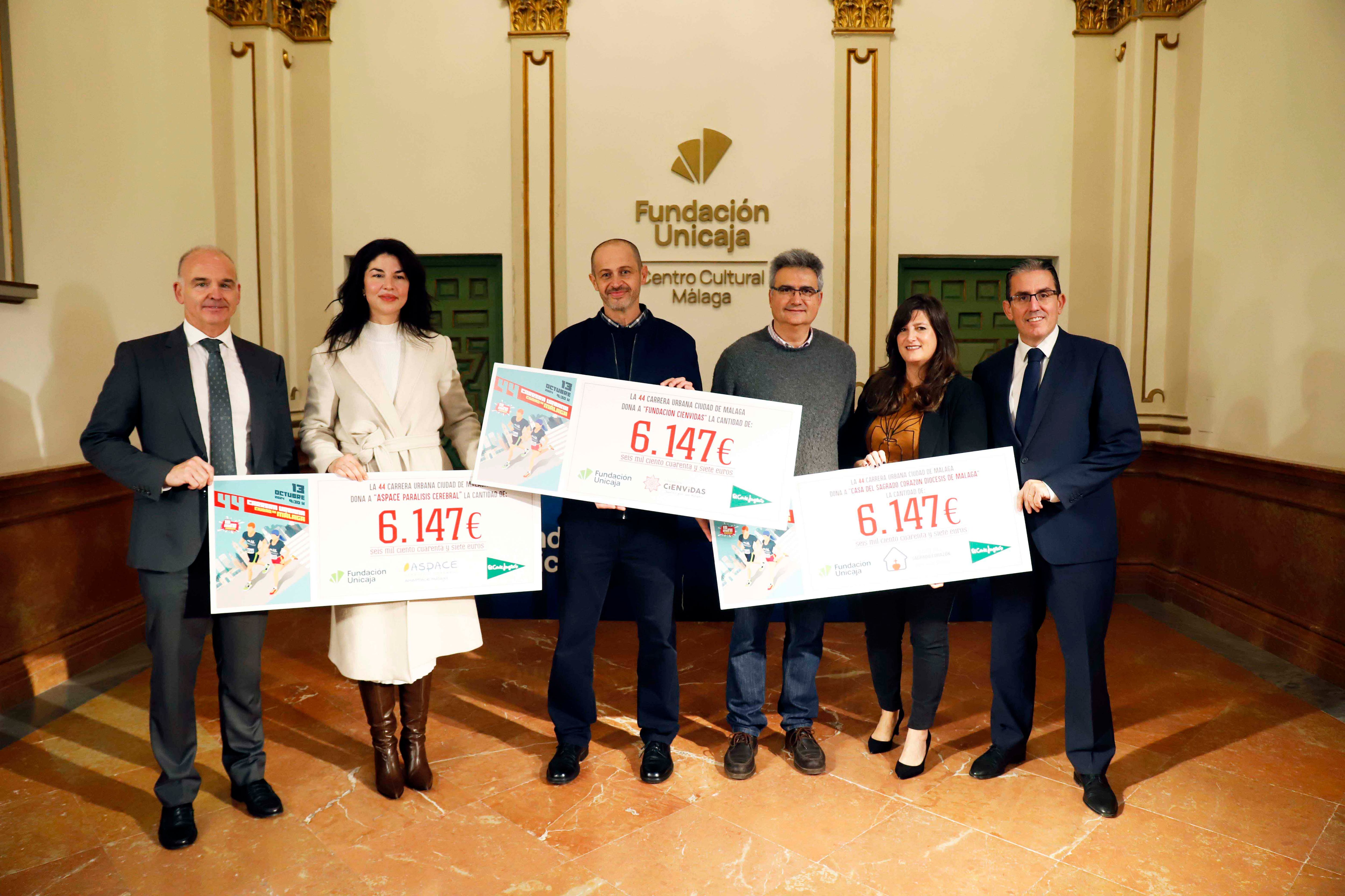 Fundación Unicaja y El Corte Inglés en la entrega de la recaudación obtenida de la Carrera Urbana Ciudad de Málaga