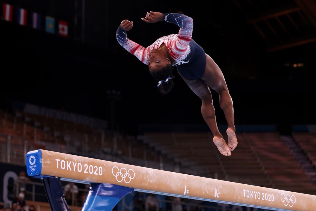 Simone Biles en la final de barra en equilibrio de Tokio 2020