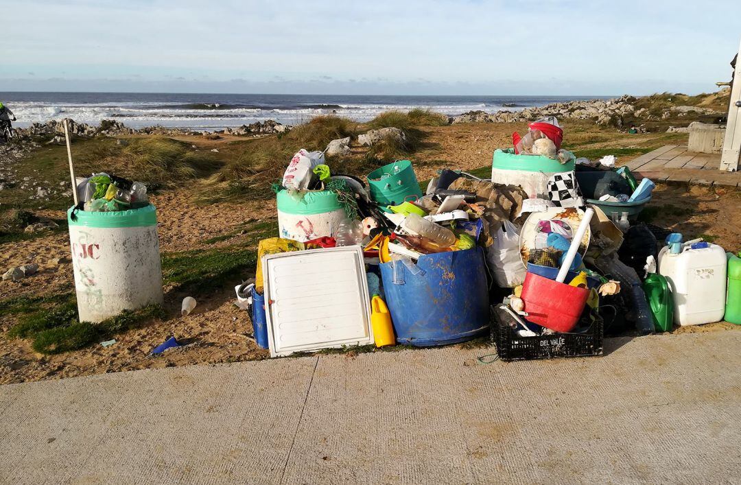 Residuos retirados durante el fin de semana en una playa de Cantabria.