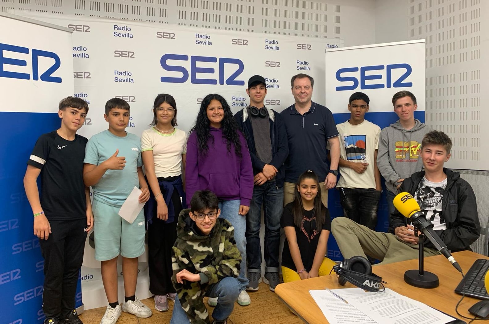 El doctor Antonio Galván junto a los alumnos y alumnas del IES Inmaculada Vieira