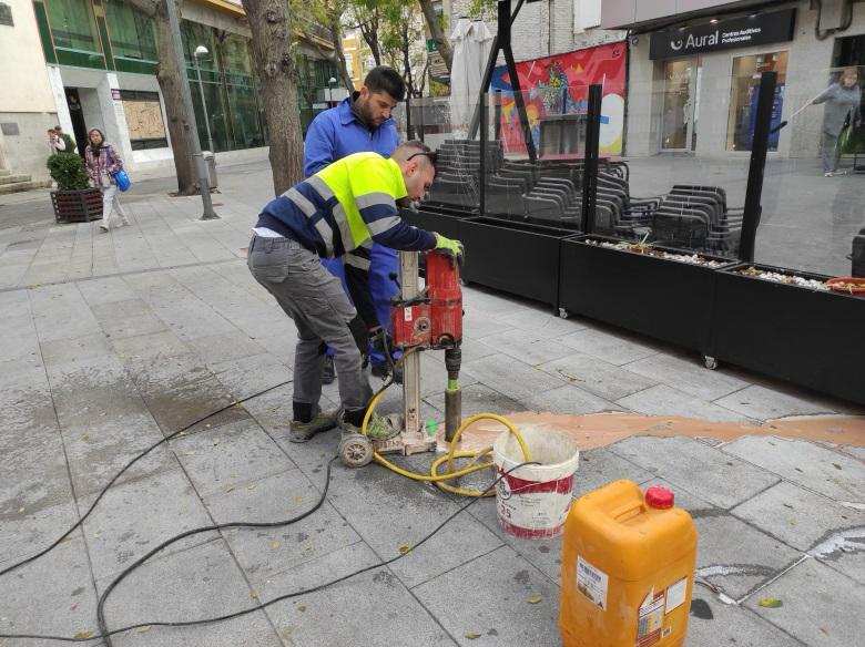 Dos trabajadores realizan sondeos en la Plaza de Cervantes de Ciudad Real