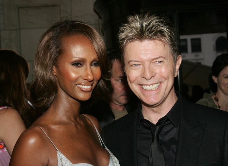 El cantante David Bowie con su mujer, la modelo Imán