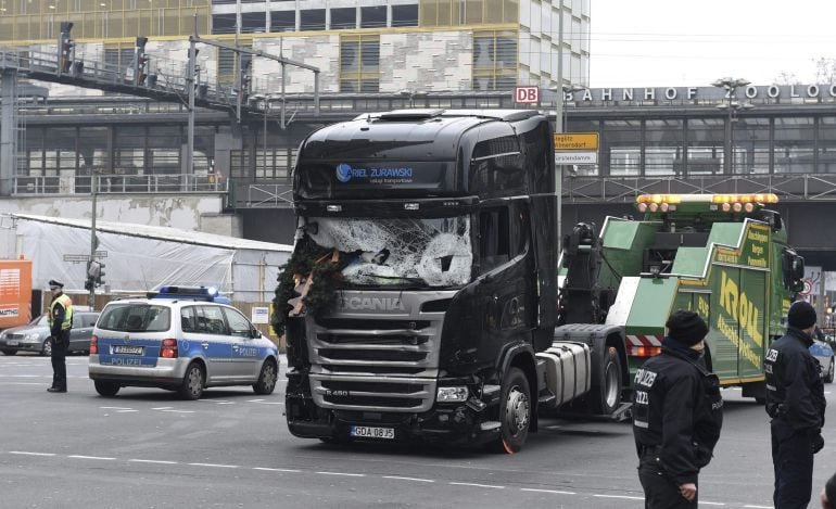 Imagen del camión que arrolló ayer a los visitantes de un mercadillo navideño en el centro de Berlín, donde murieron doce personas, antes de ser retirado del escenario del atentado en la Breitscheidplatz, en Alemania, hoy, 20 de diciembre de 2016. Las aut