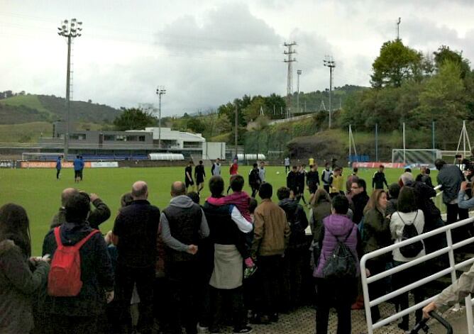 Markel Bergara se retira del césped con el resto de sus compañeros ovacionados por los muchos seguidores que han acudido hoy a Zubieta