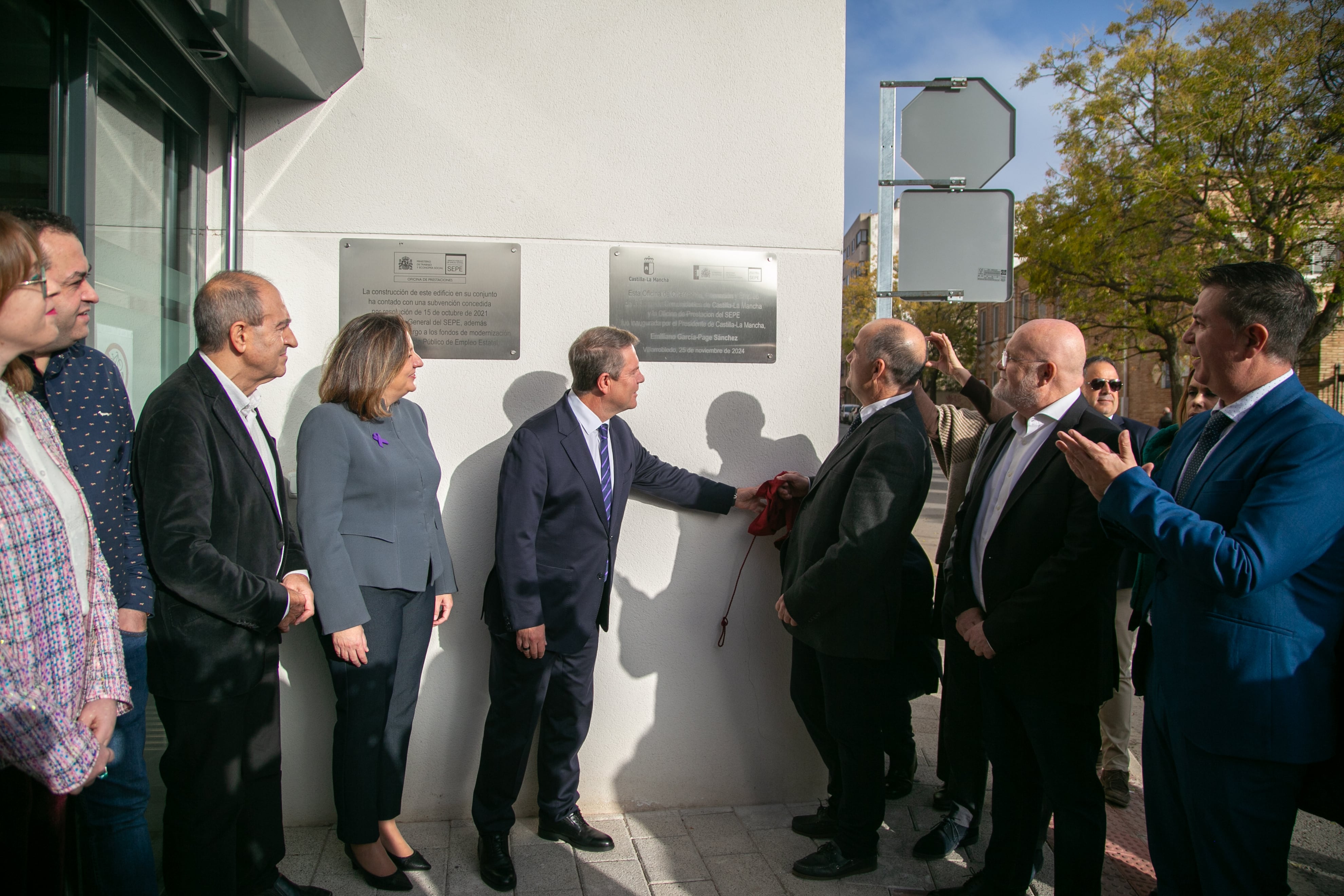 Descubrimiento de la placa de inauguración