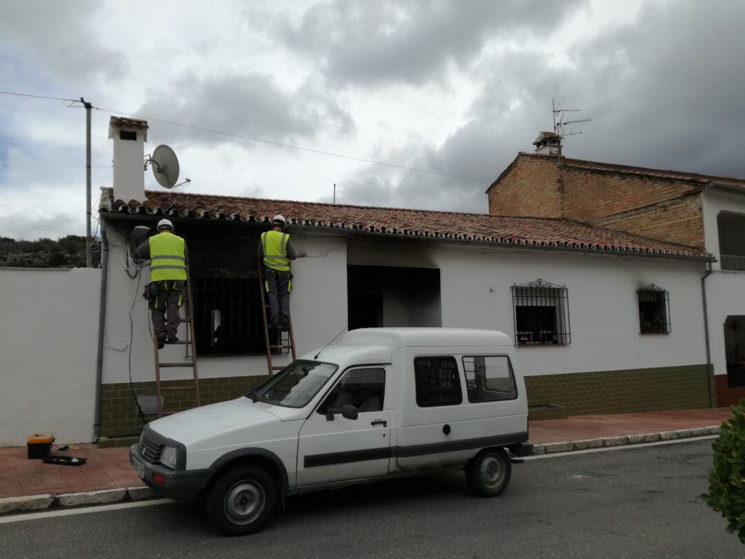 Técnicos comprobando el estado de la instalación eléctrica.