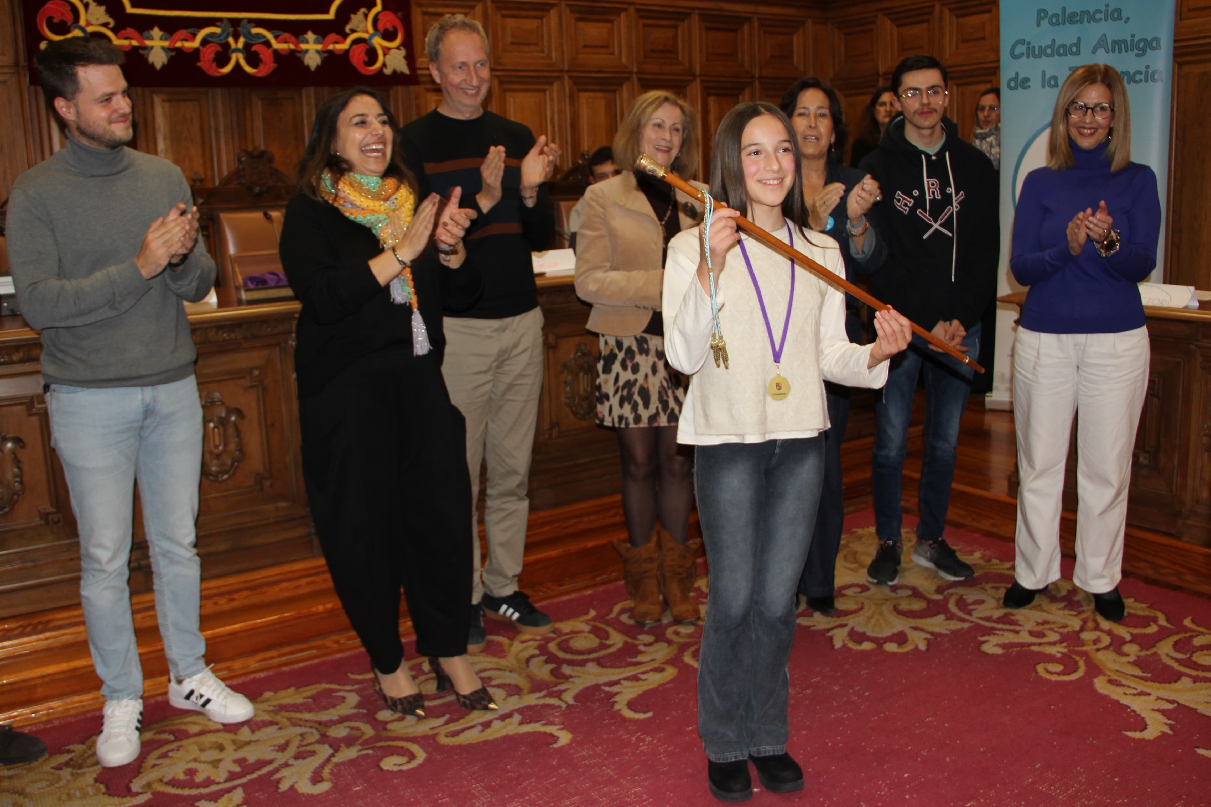 Miriam Andrés cedió su bastón de mando a la alcaldesa infantil, Miriam García Valdecasas