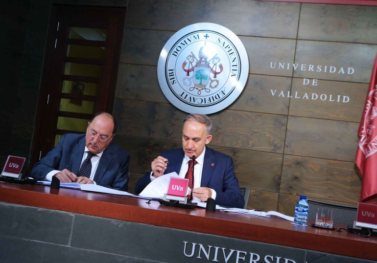 Carlos Moro y  Antonio Largo Cabrerizo durante la firma del convenio