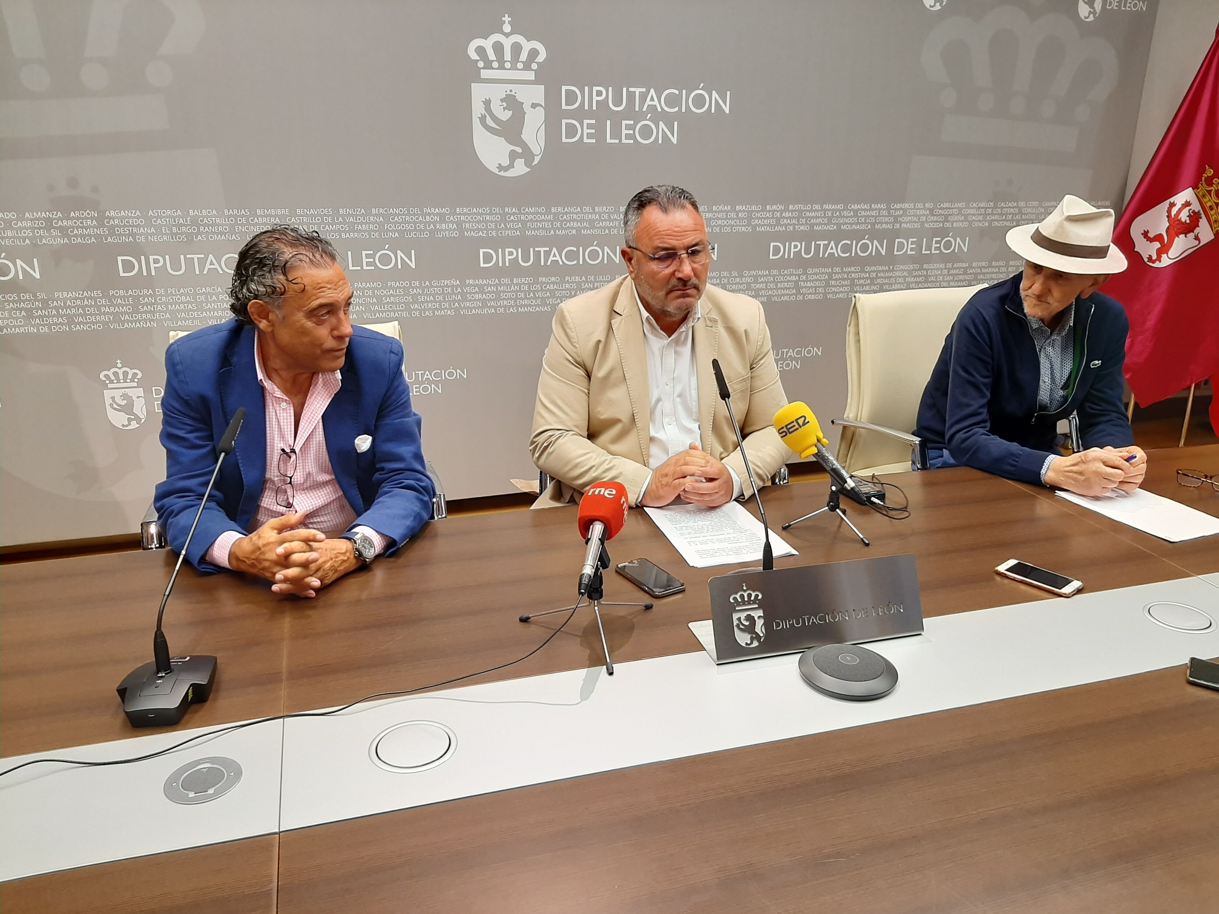 Felipe Llamazares, Eduardo Morán y Matías Llorente, ante los medios de comunicación