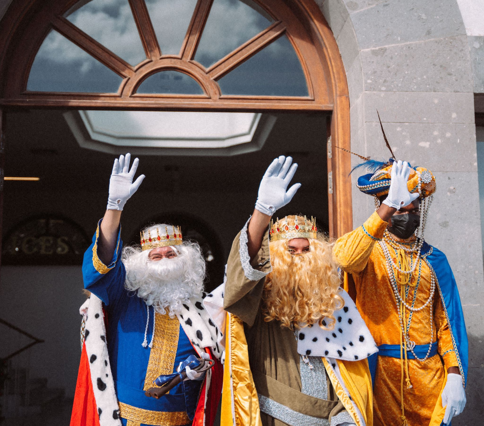 Melchor, Gaspar y Baltasar en la puerta del Ayuntamiento de Arrecife.