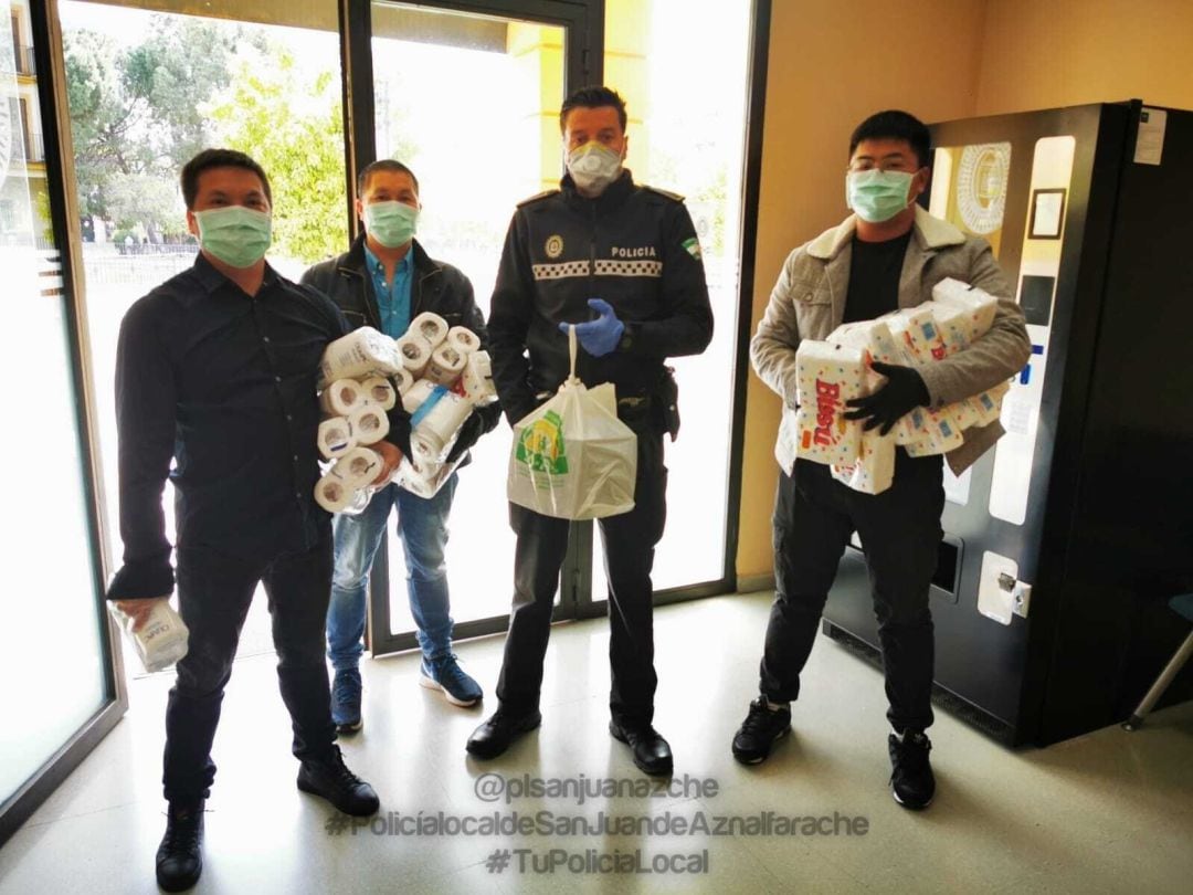 Comerciantes chinos de San Juan de Aznalfarache entregan a la policía local material sanitario 