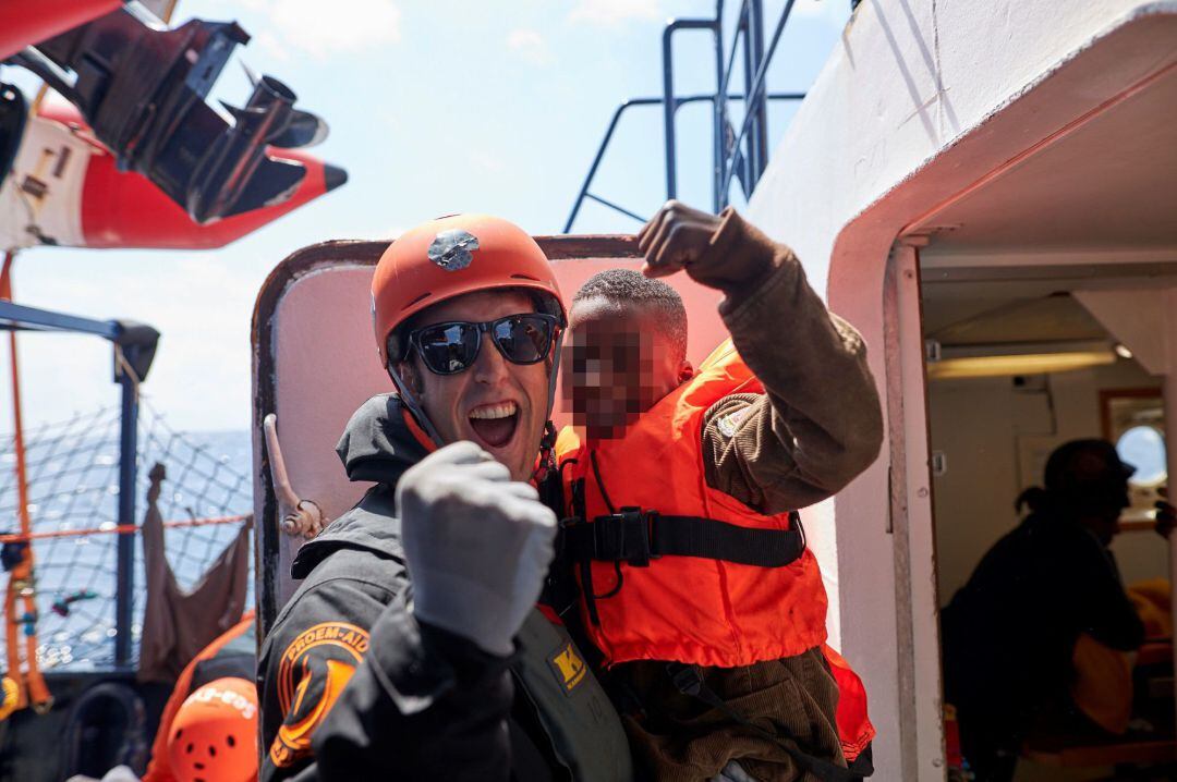 &quot;La decisión de embarcarme fue fácil de tomar ya que lo tenía en mente desde que vi la devastadora foto del niño Alan Kurdi yacente en la orilla de una playa de Turquía&quot;, explica el cántabro Pablo Bengoechea.