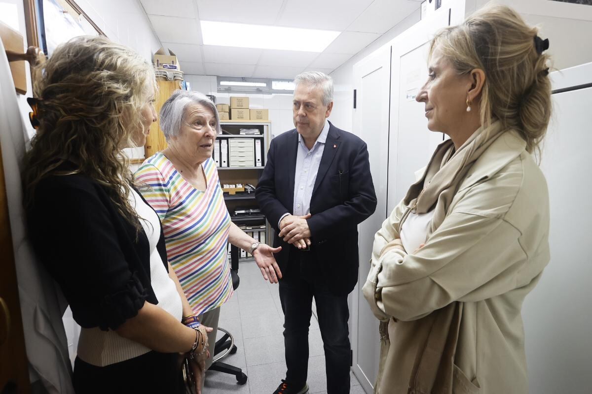 El conselleiro de Sanidade, Antonio Gómez Caamaño, fue recibido por Sari Alabau, presidenta de Asfedro, y estuvo acompañado por Fernanda López Crecente, gerente del Área Sanitaria, y Martina Aneiros, delegada de la Xunta (foto: Xunta de Galicia)