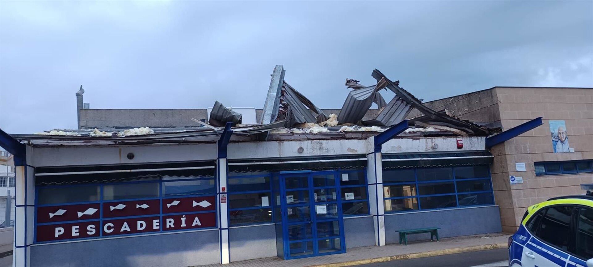 Edificio de la cooperativa de pescadores del mar del Rota dañado tras el paso de una manga marina
