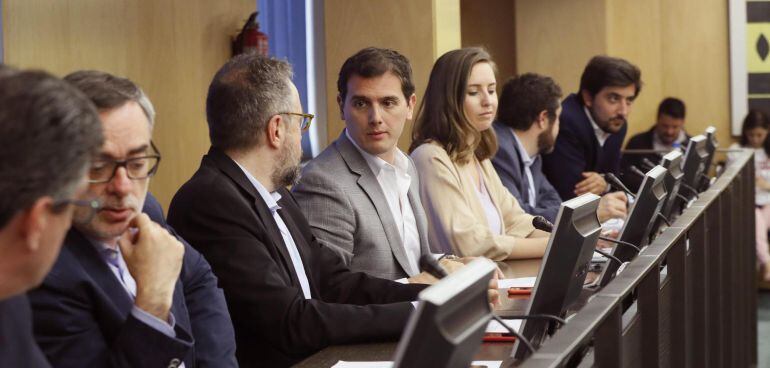 El presidente de Ciudadanos, Albert Rivera (c), junto al portavoz del partido en el Congreso, Juan Carlos Girauta (2i), entre otros, durante la reunión del Grupo Parlamentario Ciudadanos del pasado martes