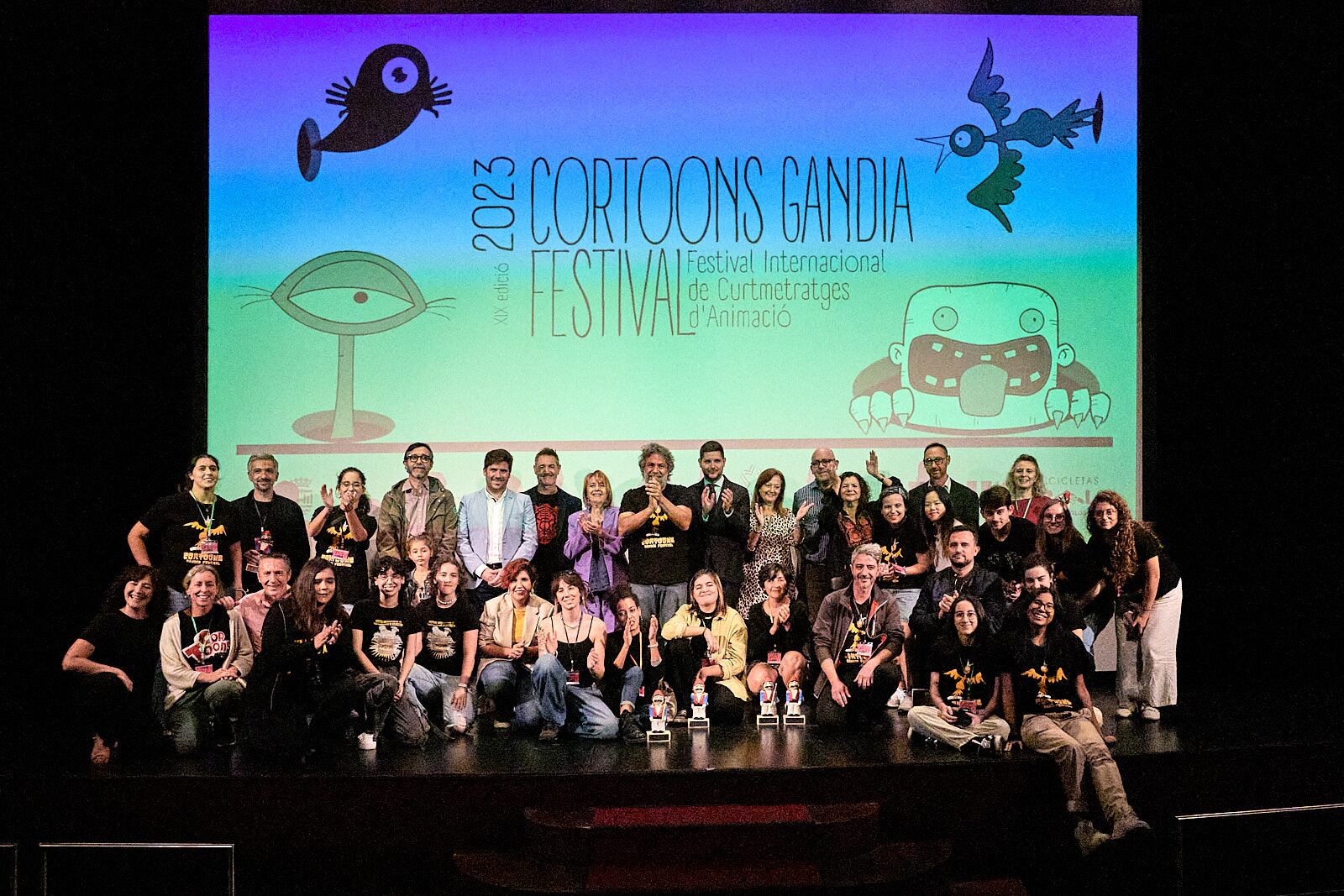 Imagen de familia de los ganadores y ganadoras de esta edición del festival Cortoons.