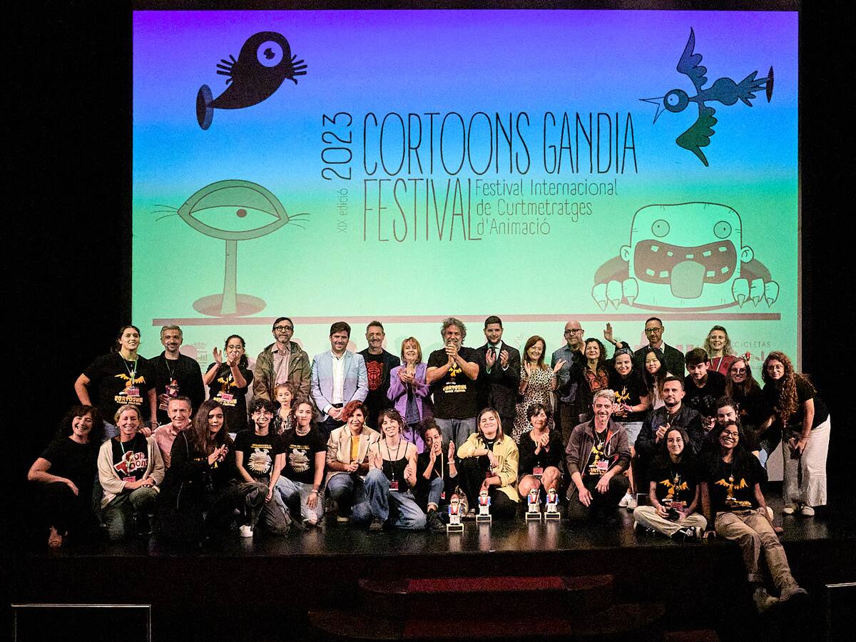 Colas para asistir a las proyecciones del Cortoons en Gandia