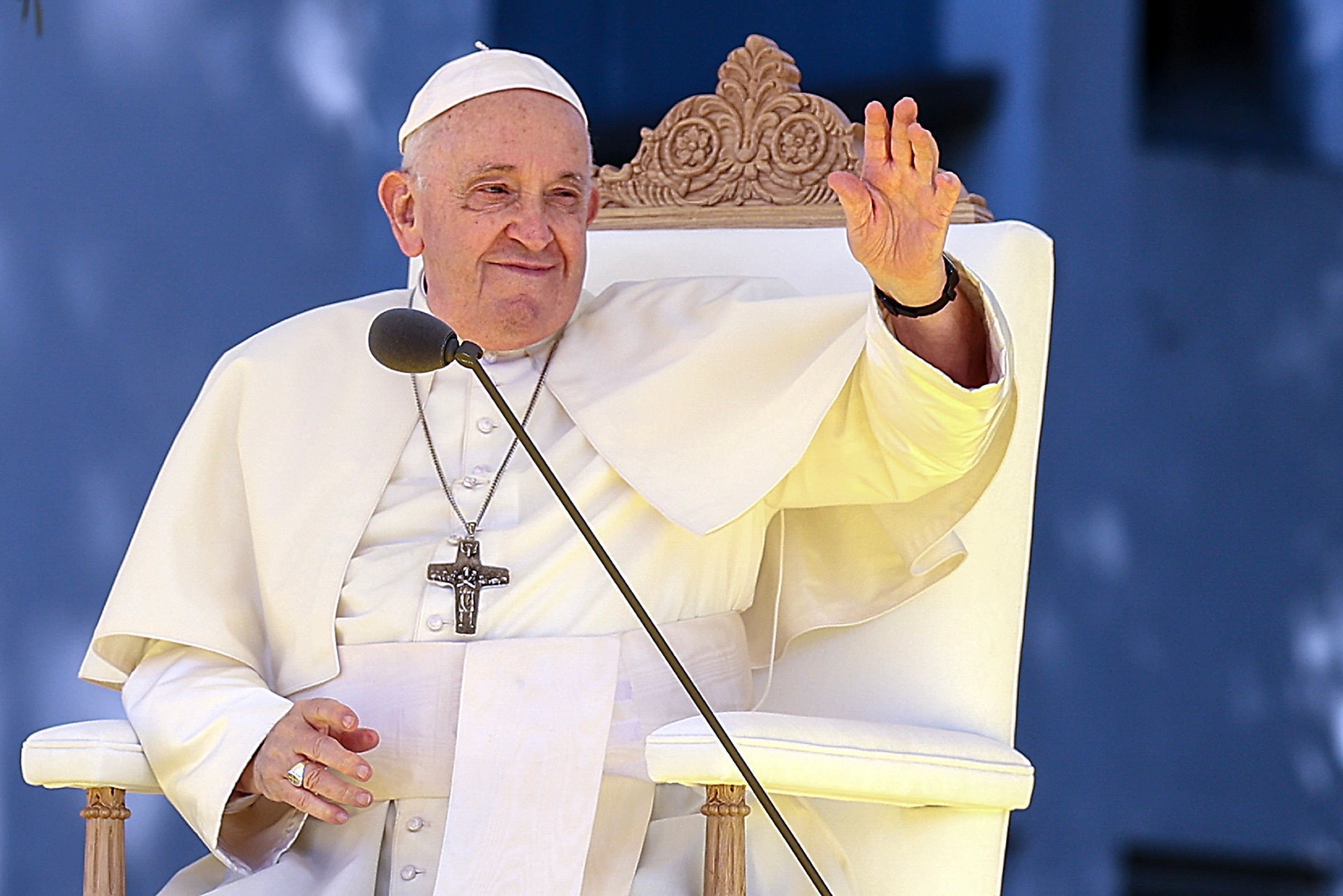 El papa saluda a estudiantes en uno de sus primeros actos en las Jornadas Mundiales de la Juventud de Lisboa