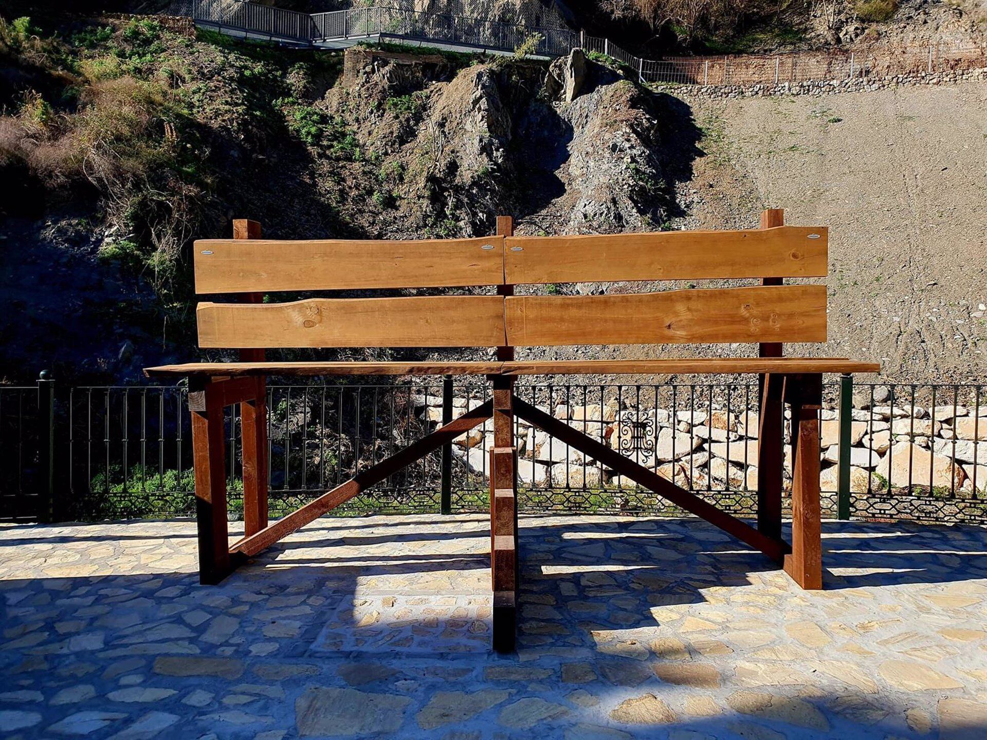 El banco gigante de Árchez está ubicado a los pies de la Ruta de los Molinillos y a orillas del río Turvilla. Tiene 2,3 metros de altura y cuatro metros de ancho