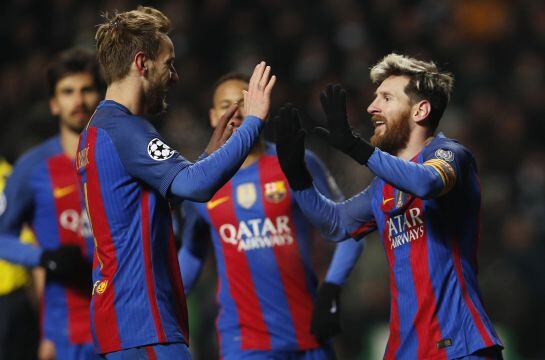 Messi celebra su segundo gol con Rakitic