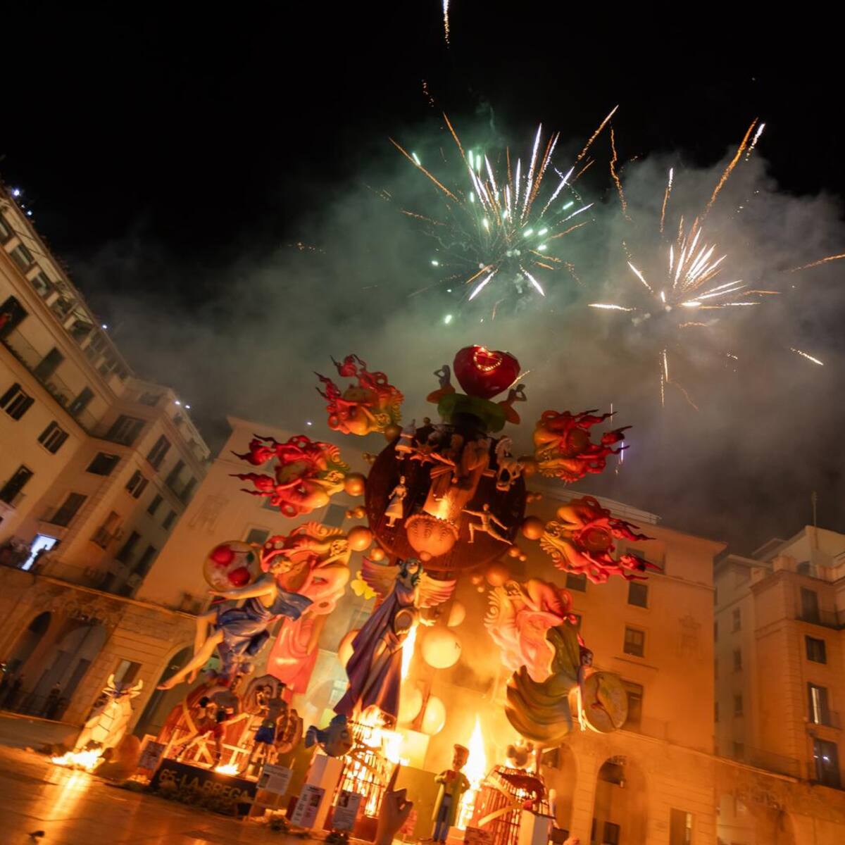 La 'Identidad' del pueblo alicantino arde en la noche más mágica del año