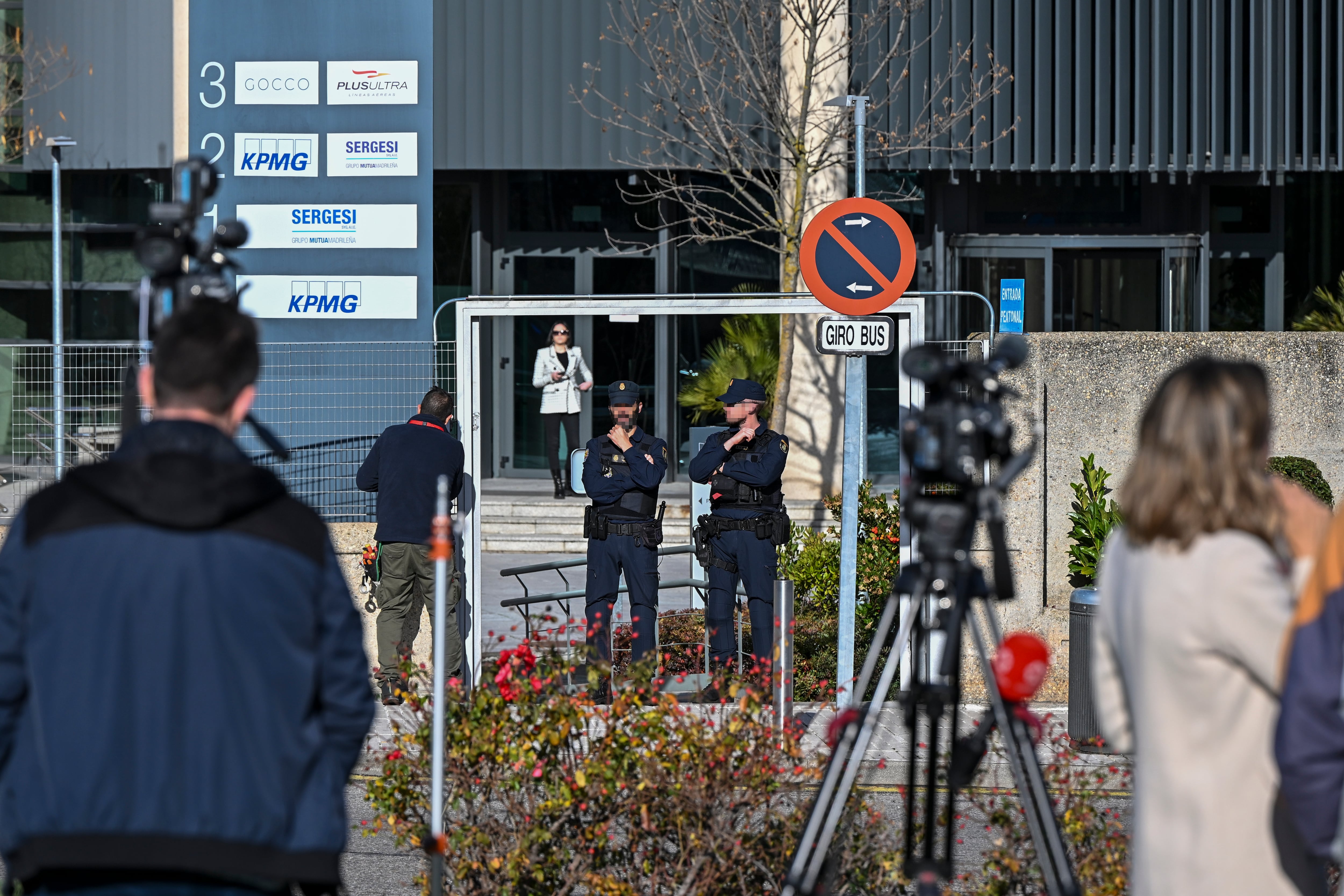 La Policía Nacional registra la sede de la empresa de aerolíneas Plus Ultra por un presunto delito de blanqueo de capitales.