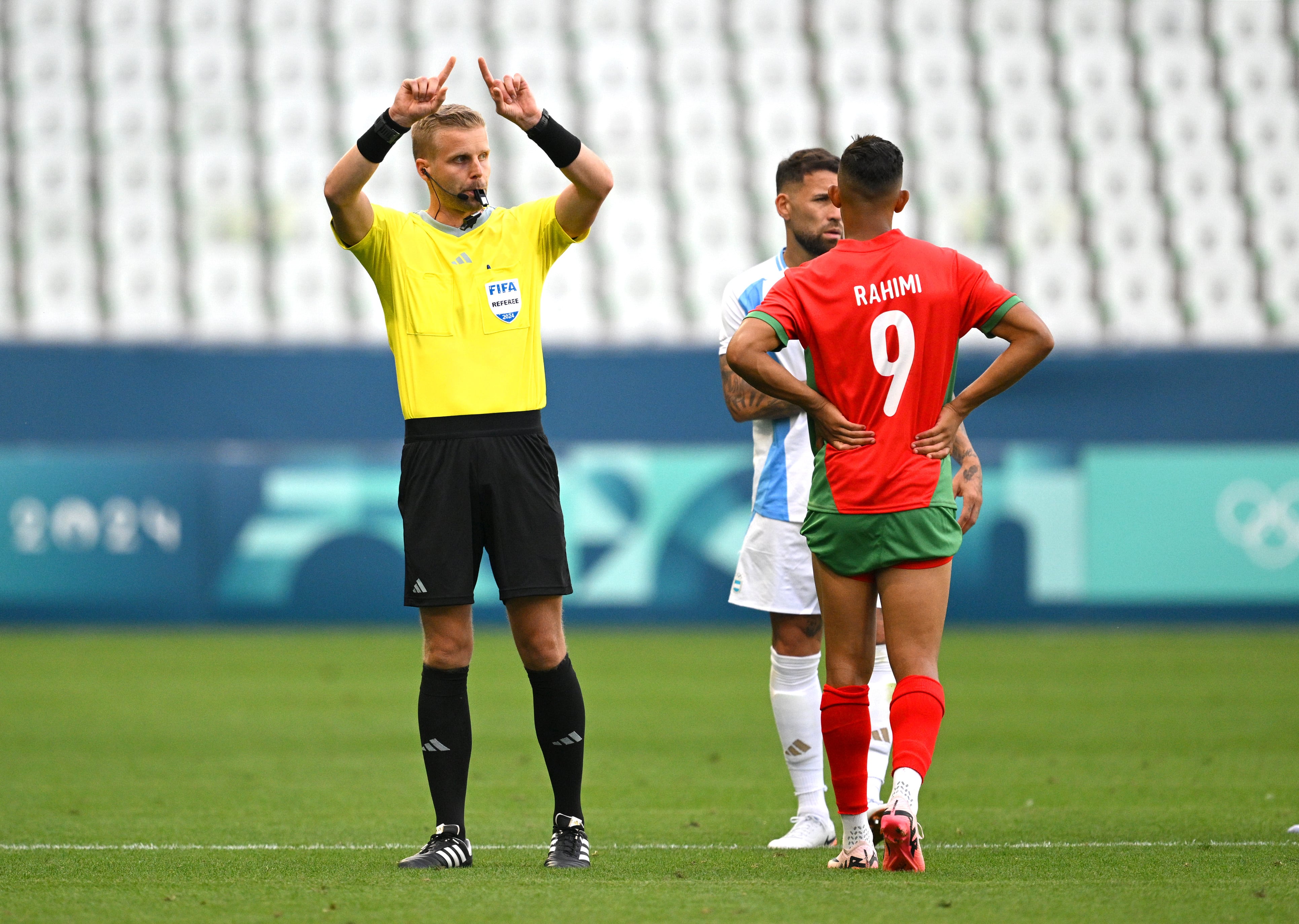 El árbitro Glenn Nyberg anuncia su decisión en el VAR durante el Argentina - Marruecos