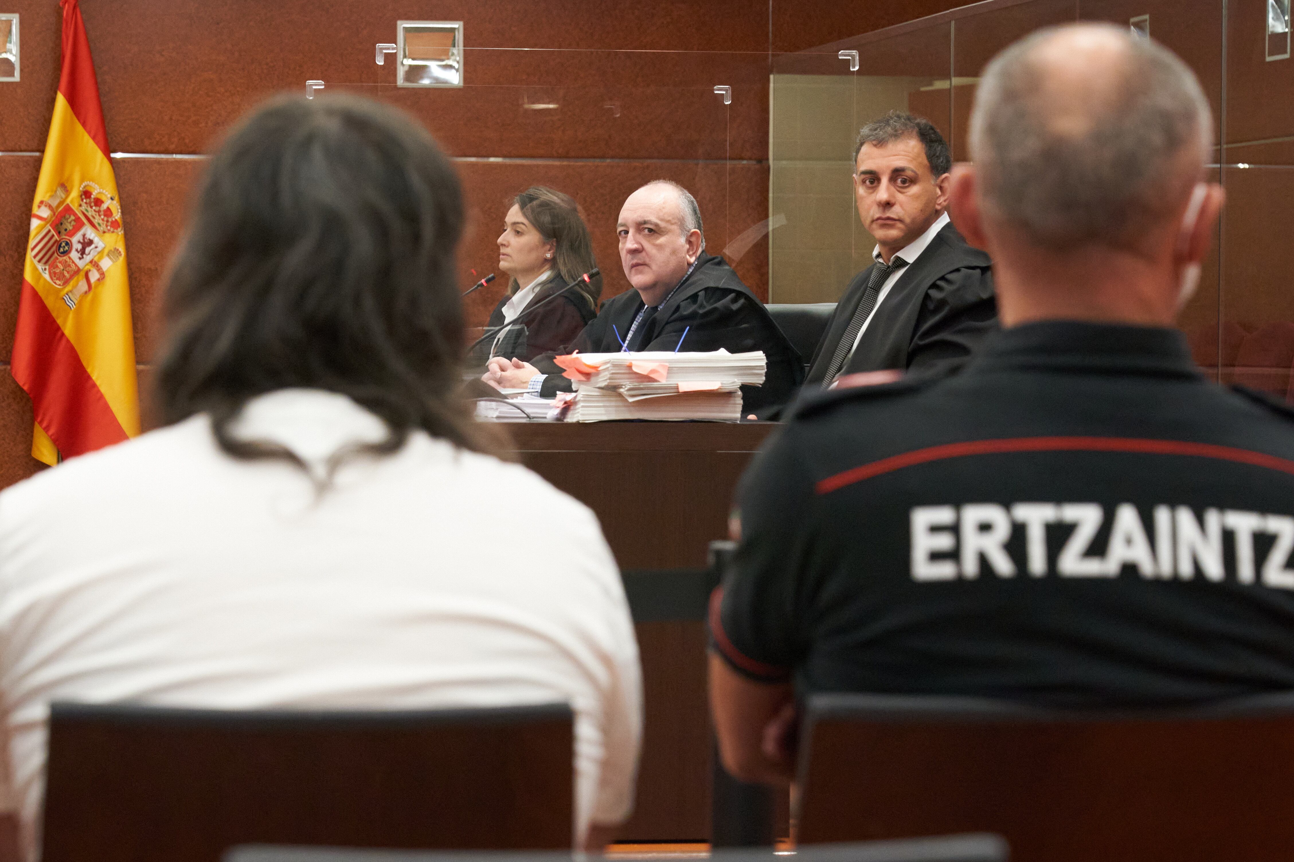 GRAFCAV1780. VITORIA (ESPAÑA), 24/10/2022.- Arranca en la Audiencia Provincial de Álava el juicio con tribunal de jurado contra dos hombres acusados de robar y agredir a un mujer de 75 años que falleció posteriormente en el hospital por los "daños craneales que sufrió durante la agresión". EFE / L. Rico