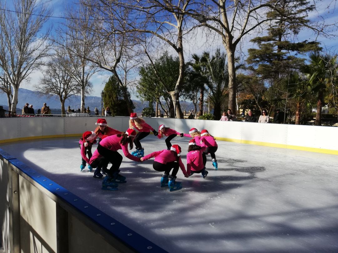 Las chicas han preparado una coreografía que han presentado en la pista de hielo de la Alameda