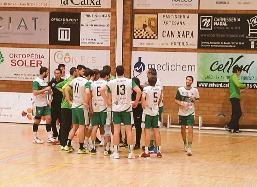 Los jugadores de Bordils durante un encuentro en el Pavelló Blanc i Verd.