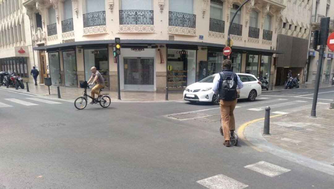 Bicis, patinetes, coches y motos comparten espacio en Valencia