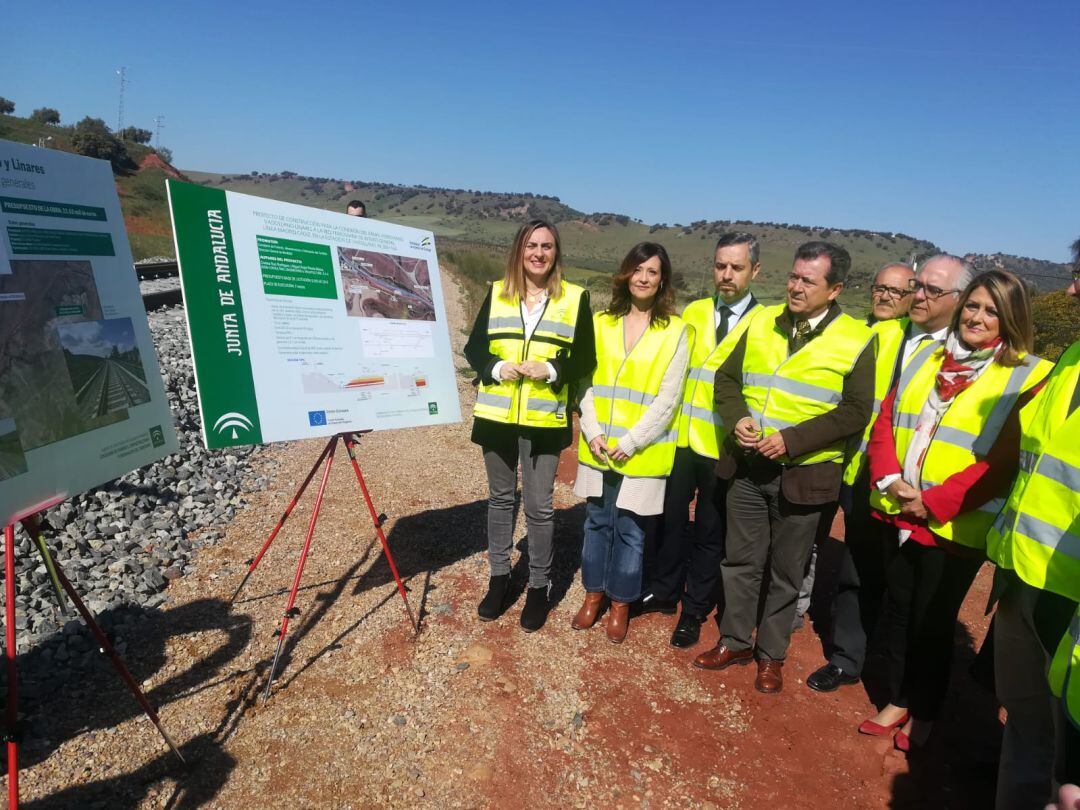 Visita de los consejeros de Infraestructuras e Industria, junto a autoridades, al ramal ferroviario Linares Vadollano