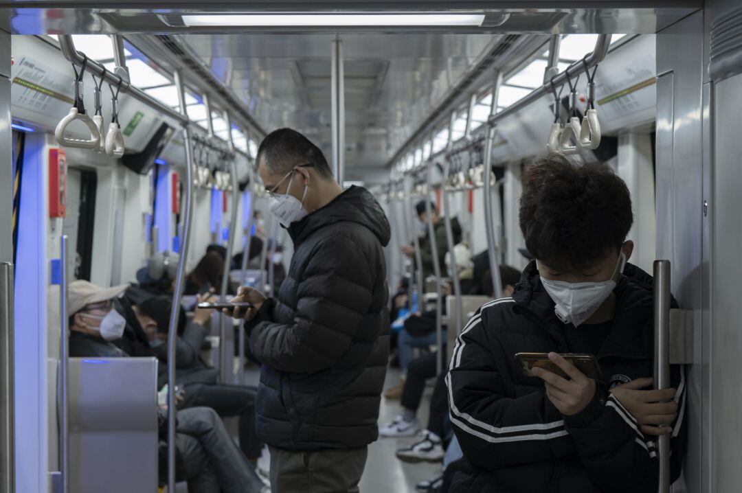 Metro en China con personas con mascarillas.