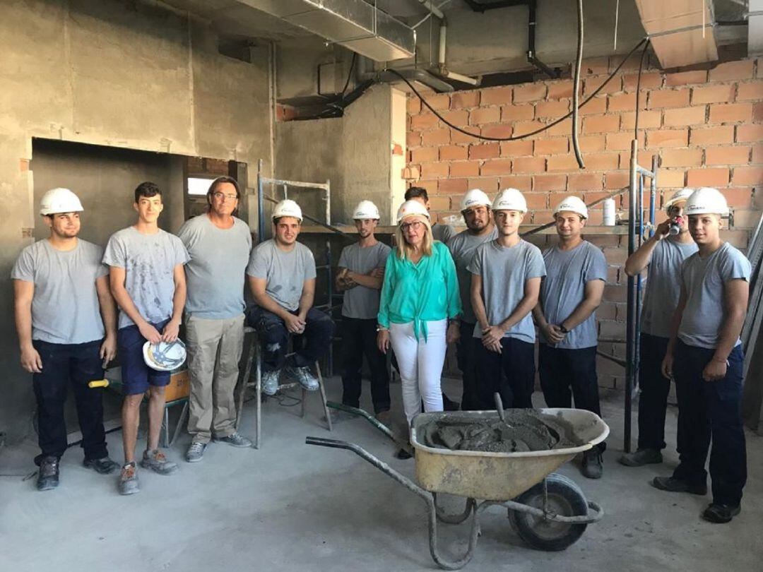 La concejala de formación y empleo del ayuntamiento de Motril, Mari Ángeles Escámez, visita a los alumnos del curso &quot;Mantenimiento de edificios&quot;