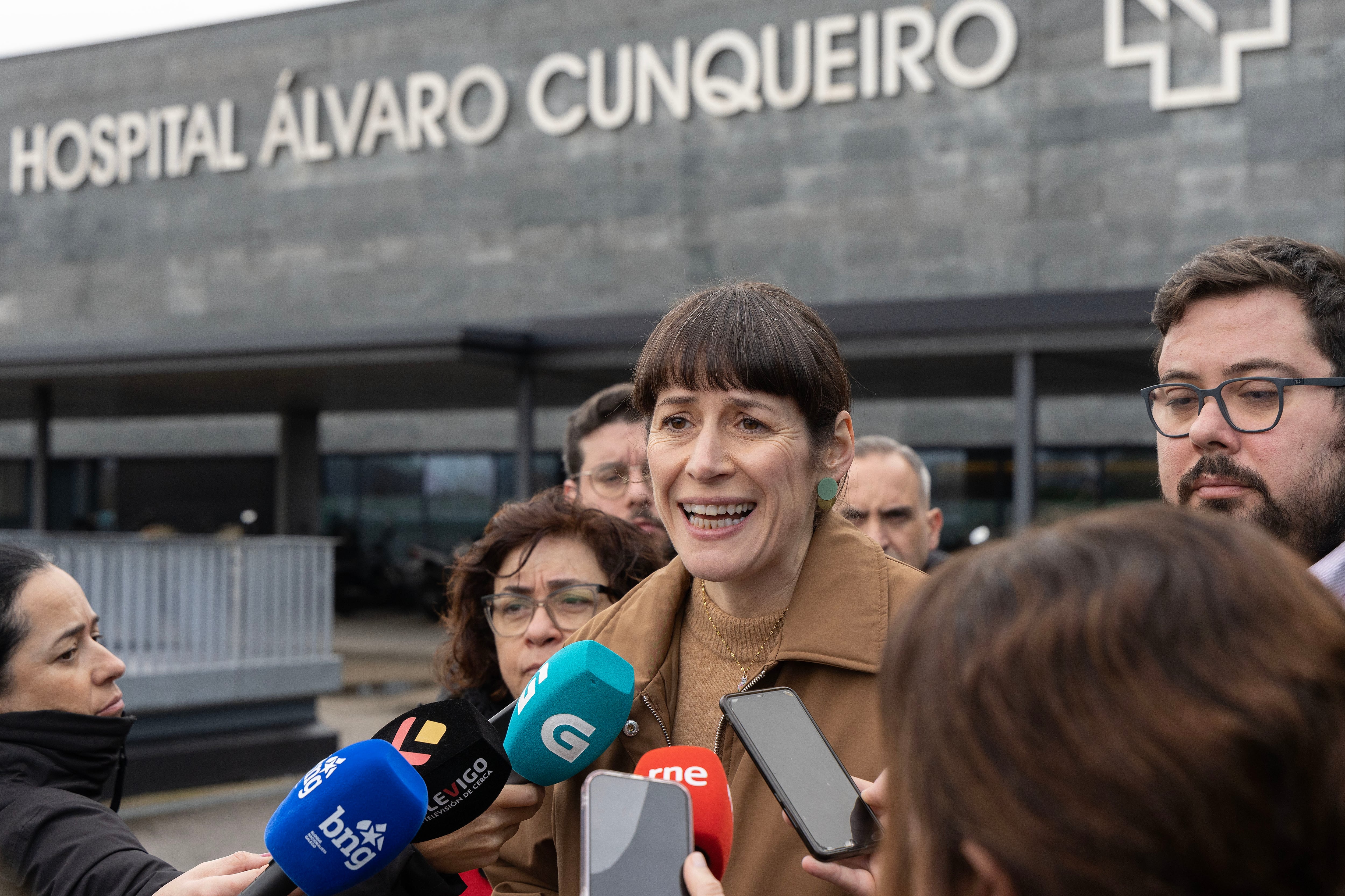 La portavoz Nacional del BNG en Vigo Ana Pontón, atiende a los medios ante las instalaciones del Hospital Álvaro Cunqueiro en Vigo
EFE/ Salvador Sas
