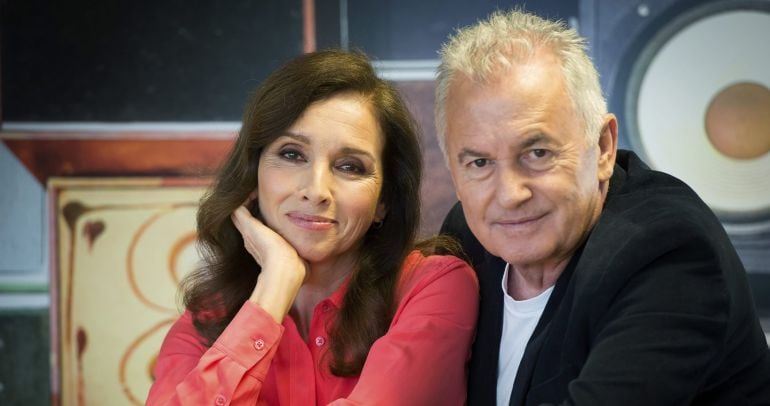 GRA355. MADRID, 21/04/2015.- Los cantantes Víctor Manuel y Ana Belén durante la entrevista que han ofrecido a EFE. &quot;Asomarse a los programas de los partidos políticos respecto a la cultura es muy penoso, porque ninguno sabe de qué está hablando&quot;, asegura 