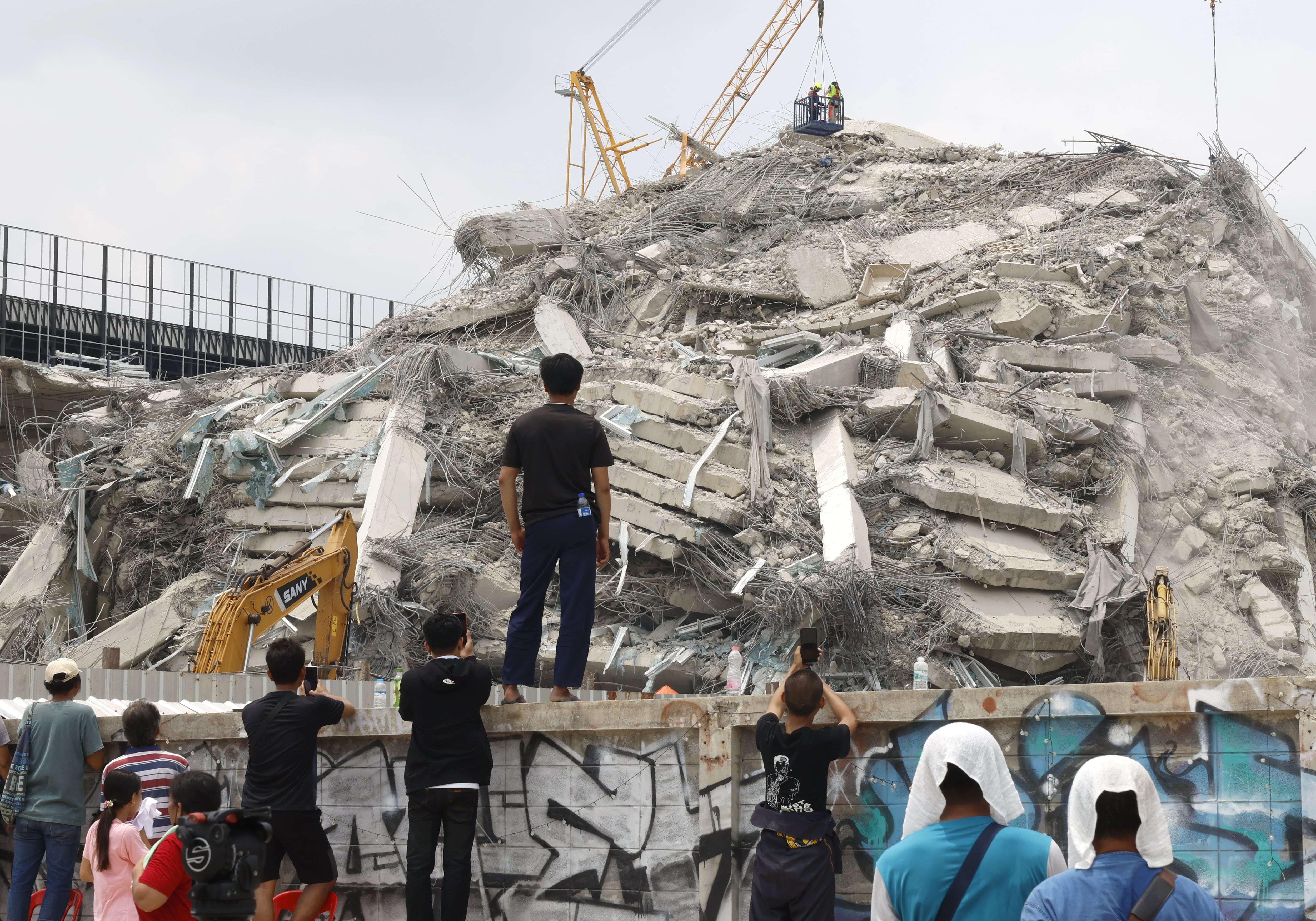 Rescatistas buscan supervivientes bajo los escombros en Myanmar.