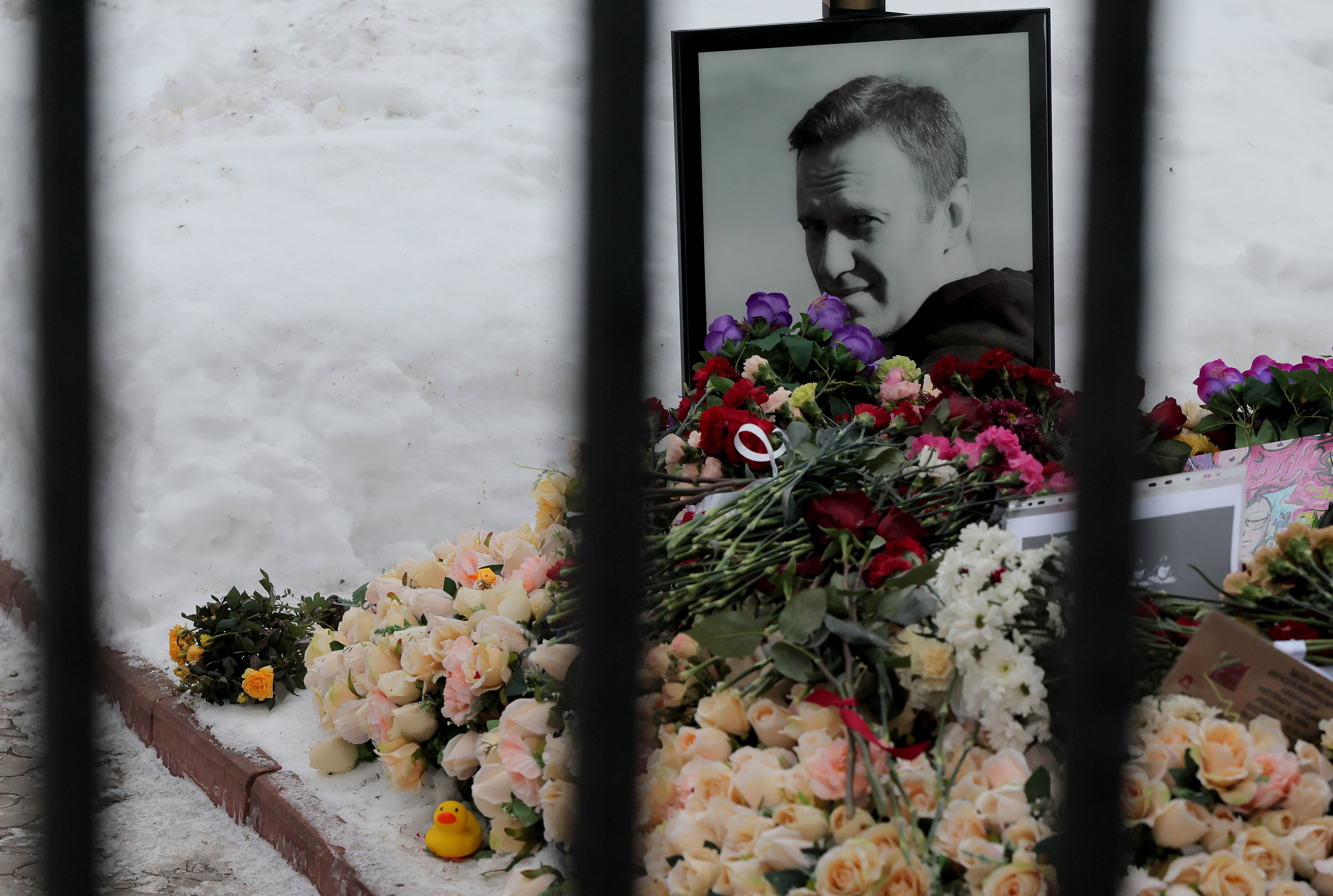 La tumba del difunto líder opositor ruso Alexei Navalny durante el segundo aniversario de su muerte, en el cementerio Borisovskoye de Moscú, Rusia, el 16 de febrero de 2026.
