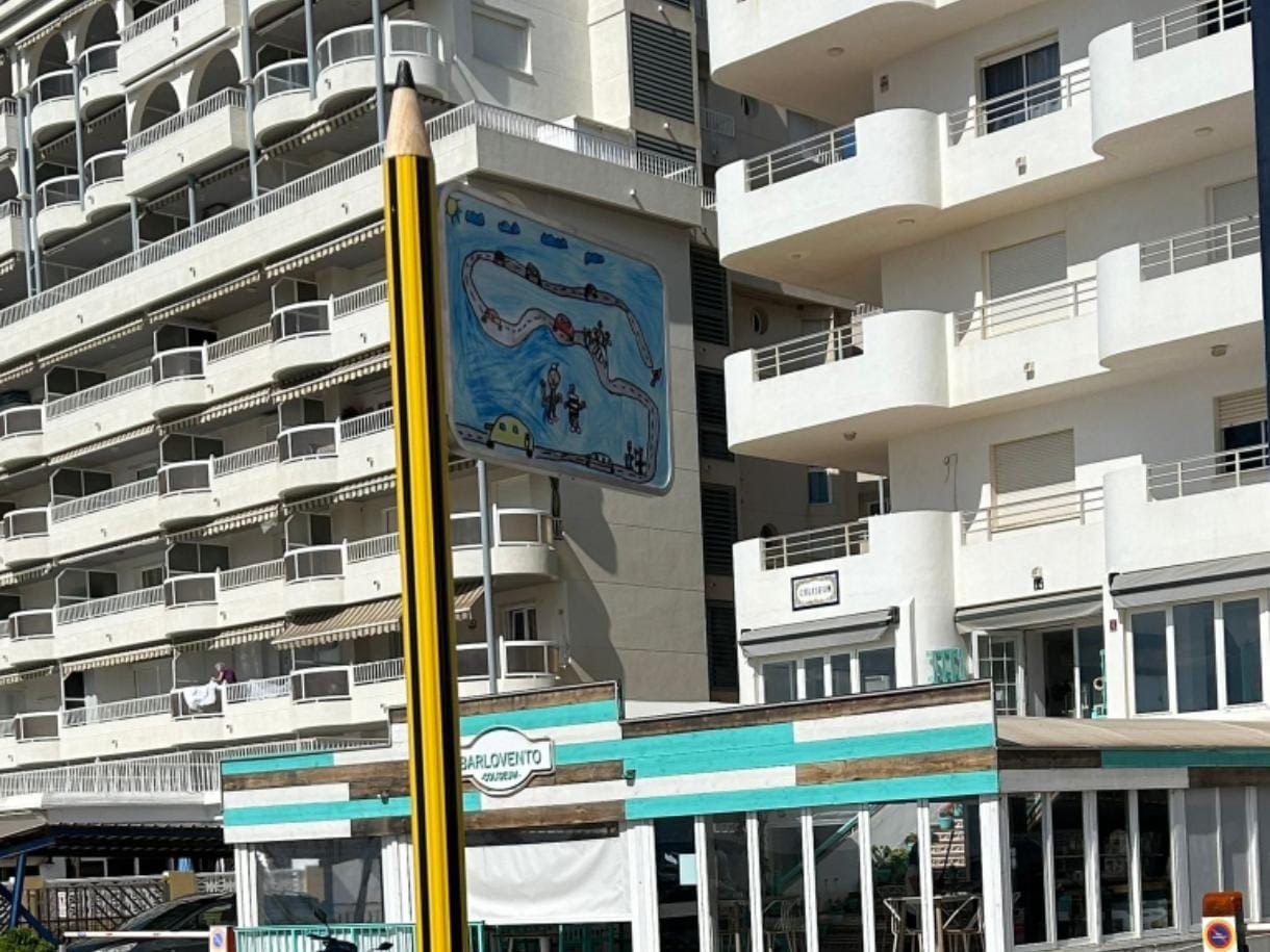 Los niños de Peñíscola diseñan las señales que marcan la ruta al colegio