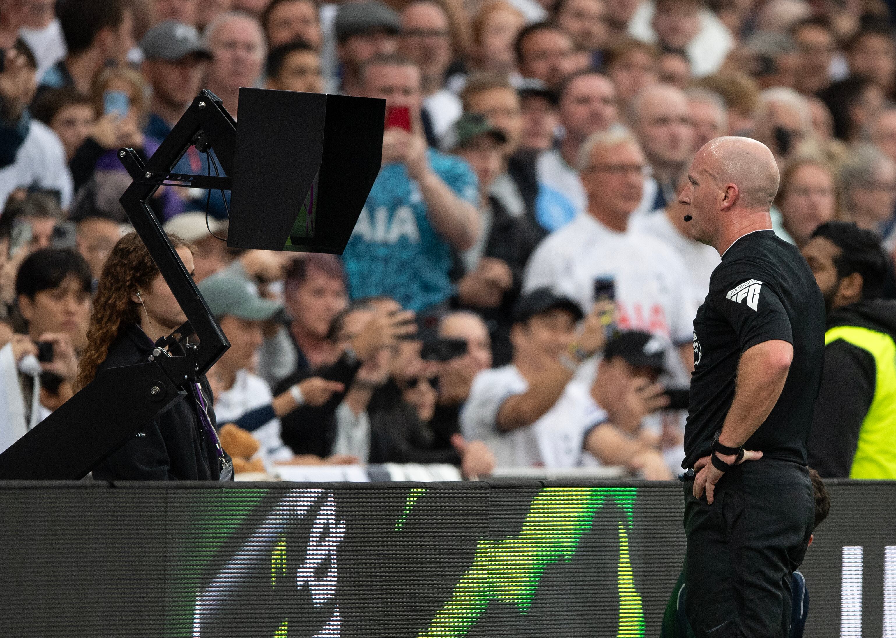 Simon Hooper revisa en el VAR la jugada que terminó en la expulsión de Curtis Jones. (Photo by Visionhaus/Getty Images)