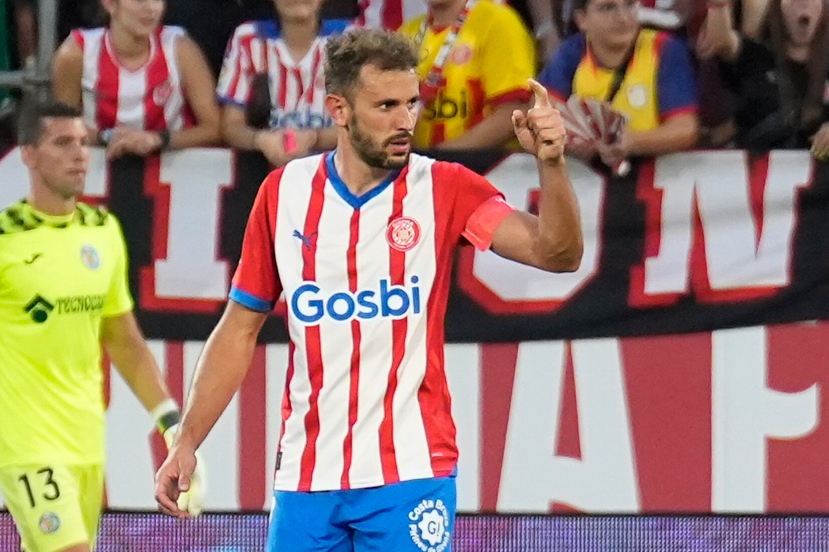 GIRONA, 20/08/2023.- El delantero uruguayo del Girona FC Cristhian Stuani celebra su primer gol, durante el partido de la segunda jornada de Liga en Primera División entre el Girona FC y el Getafe CF hoy domingo en el estadio municipal de Montilivi, en Girona. EFE/David Borrat.