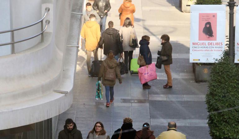 Peatones circulan por la calle Santiago, en Valladolid