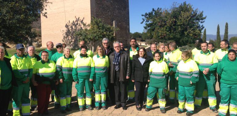 Josep Poblet, al centre, amb els treballadors d&#039;un primer pla d&#039;ocupació per aquest 2016. 