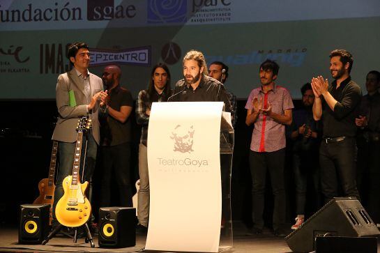 Juanma Latorre, de Vetusta Morla, recogiendo uno de los premios