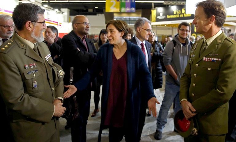 La alcaldesa de Barcelona, Ada Colau, conversa con dos mandos militares en el stand que el Ministerio de Defensa ha instalado en la XXVII edición del Salón de la Enseñanza